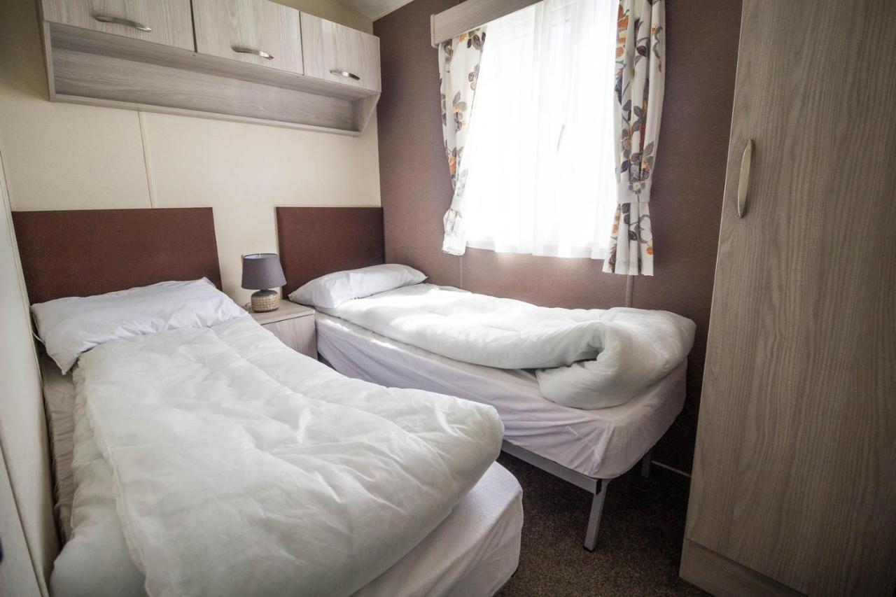 6 Berth Caravan With Decking And Wifi At Suffolk Sands Holiday Park Ref 45082c * Felixstowe