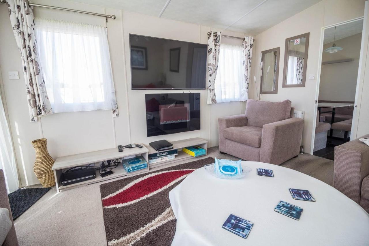 Camping 6 Berth Caravan With Decking And Wifi At Suffolk Sands Holiday Park Ref 45082c Felixstowe