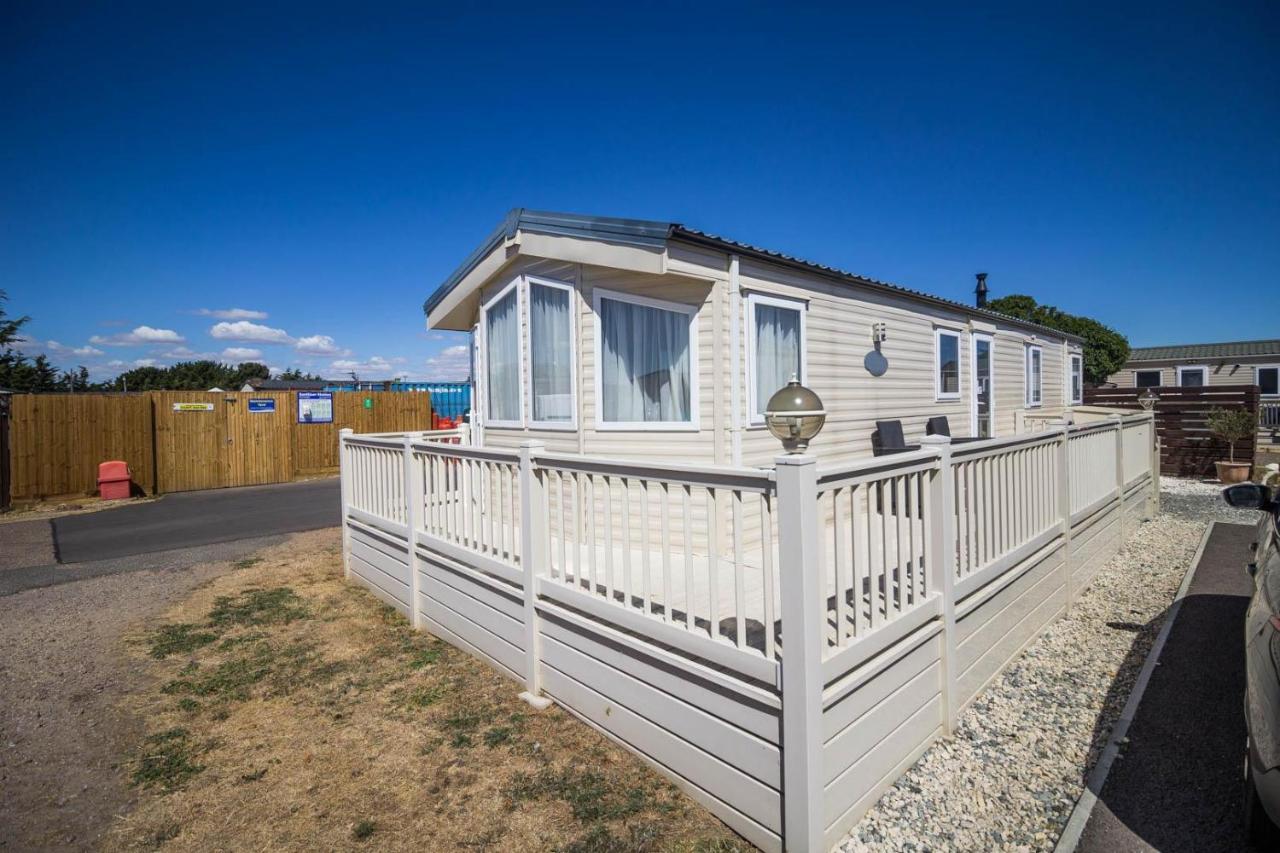 6 Berth Caravan With Decking And Wifi At Suffolk Sands Holiday Park Ref 45082c * Felixstowe