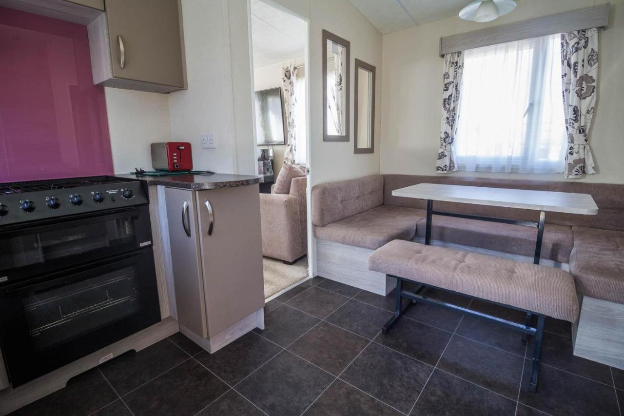 6 Berth Caravan With Decking And Wifi At Suffolk Sands Holiday Park Ref 45082c Felixstowe