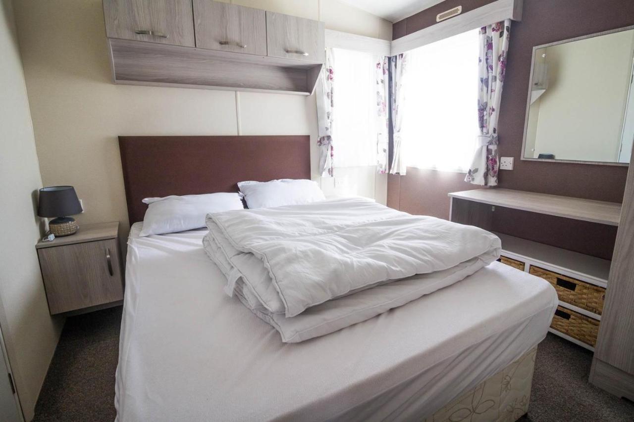 Campsite 6 Berth Caravan With Decking And Wifi At Suffolk Sands Holiday Park Ref 45082c