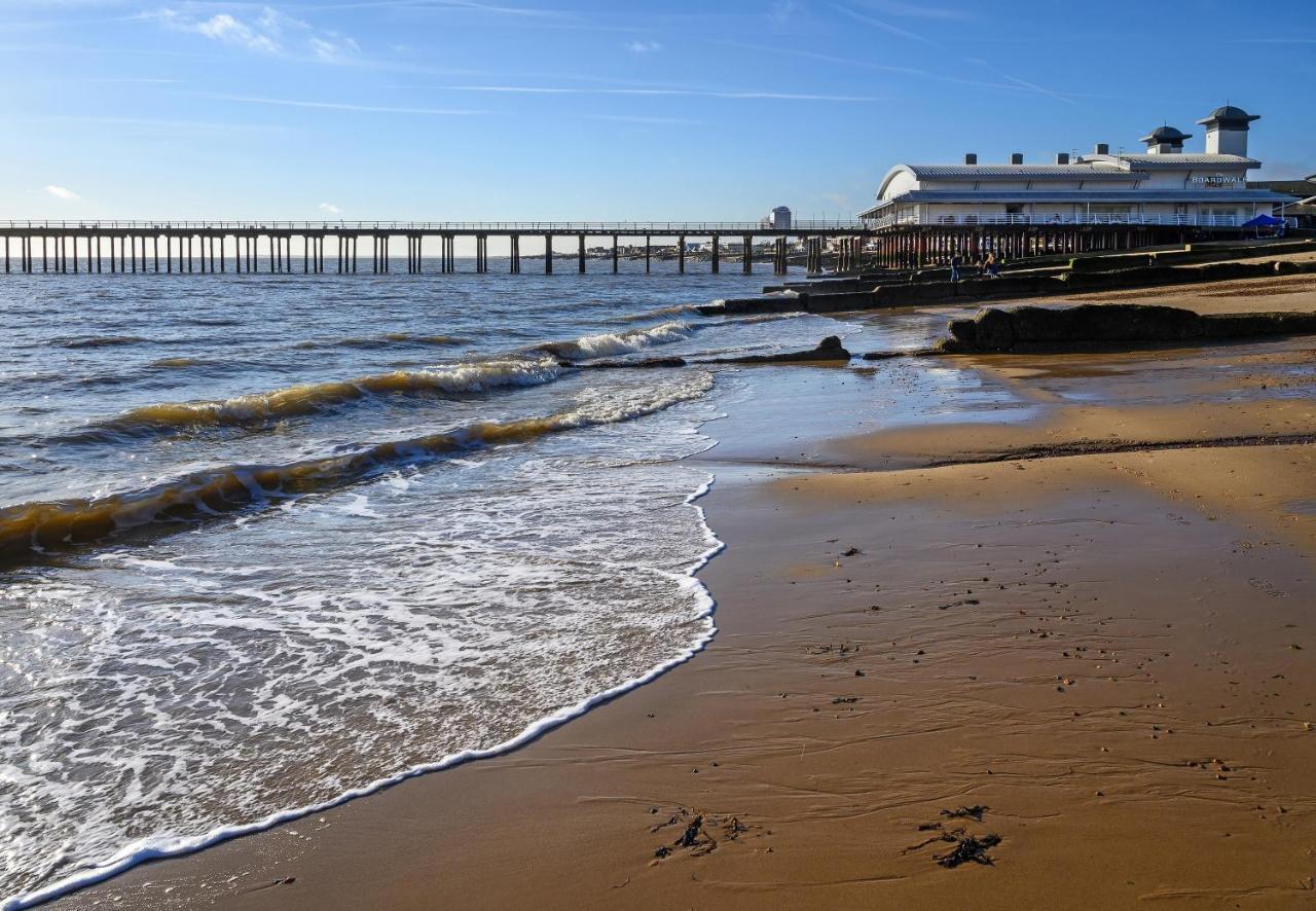 6 Berth Caravan With Decking And Wifi At Suffolk Sands Holiday Park Ref 45082c * Felixstowe