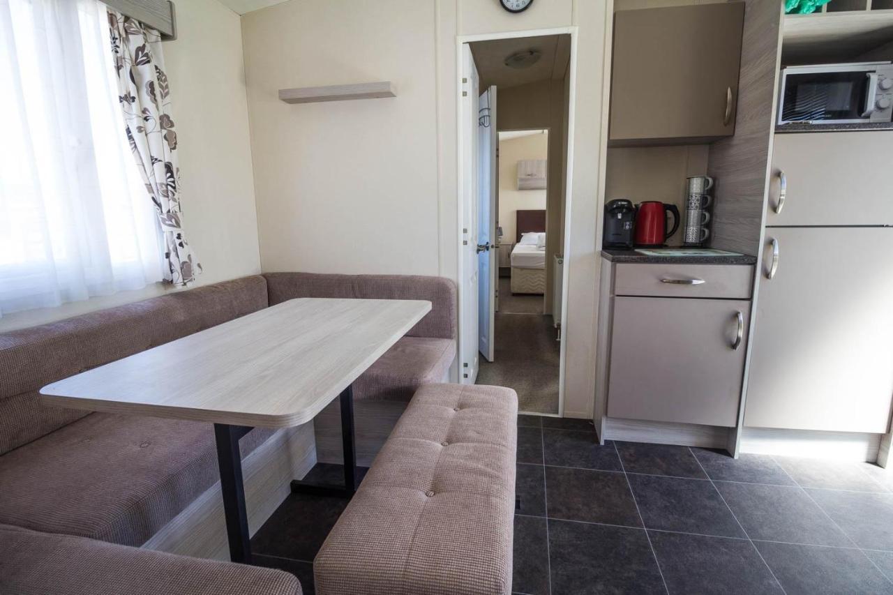 6 Berth Caravan With Decking And Wifi At Suffolk Sands Holiday Park Ref 45082c Campsite *