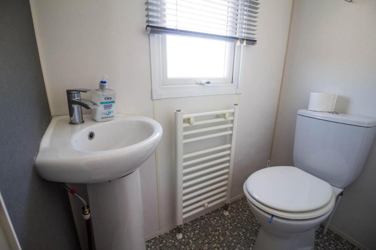 6 Berth Caravan With Decking And Wifi At Suffolk Sands Holiday Park Ref 45082c Felixstowe